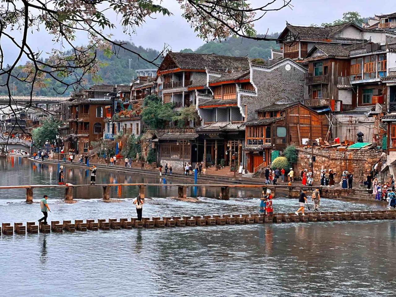 Phượng Hoàng cổ trấn nằm ở phía tây của tỉnh Hồ Nam. Đây là địa điểm thu hút khách Việt vì khoảng cách di chuyển không quá xa.