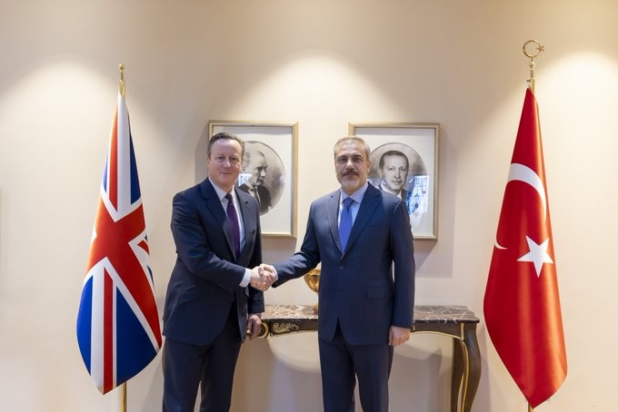 Ngoại trưởng Thổ Nhĩ Kỳ Hakan Fidan và người đồng cấp Anh David Cameron trong cuộc gặp tại Istanbul, Thổ Nhĩ Kỳ, ngày 26/1. (Nguồn: X) 