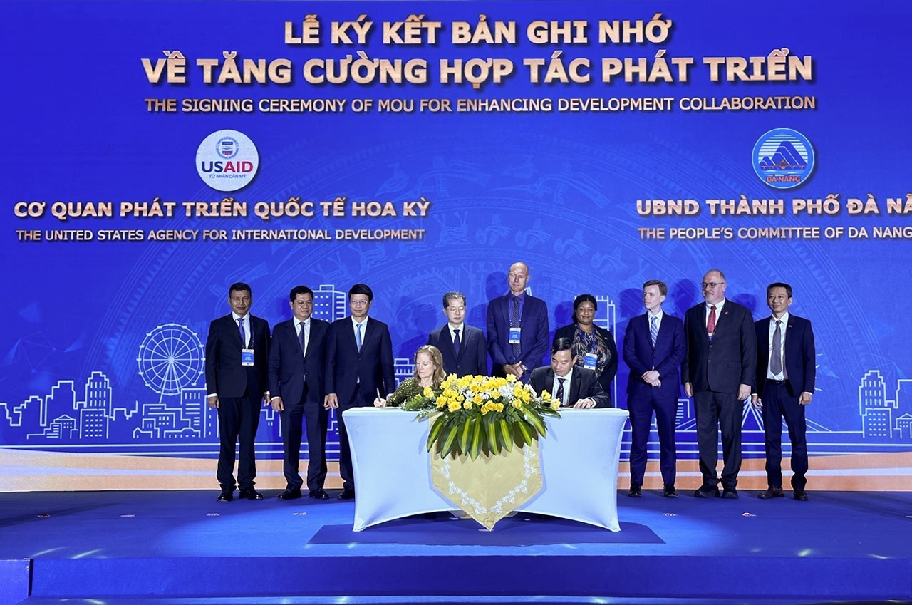 Gặp gỡ Đà Nẵng 2024: Ký kết biên bản ghi nhớ về tăng cường hợp tác phát triển giữa UBND thành phố Đà Nẵng và Cơ quan phát triển quốc tế Hoa Kỳ.(Nguồn: TTXVN)