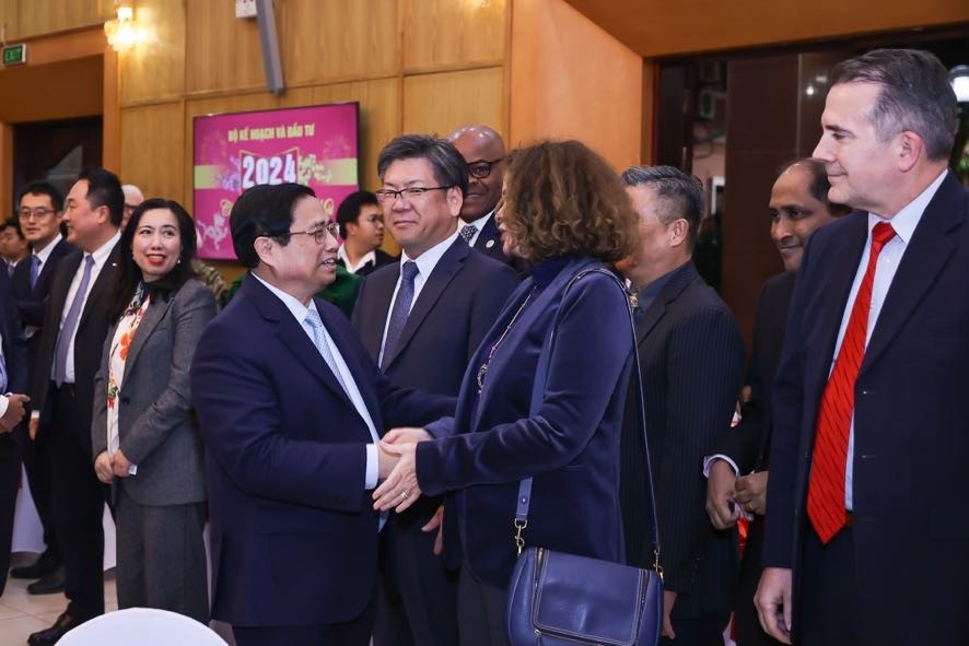 Thủ tướng Phạm Minh Chính và đại diện các nhà tài trợ, doanh nghiệp có vốn đầu tư nước ngoài tại Việt Nam. (Nguồn: VGP News)