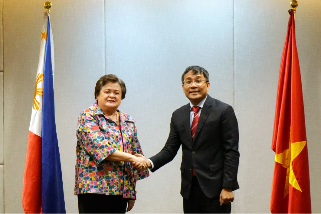 Thứ trưởng Thường trực Nguyễn Minh Vũ và Thứ trưởng Ngoại giao Philippines Theresa P. Lazoro.