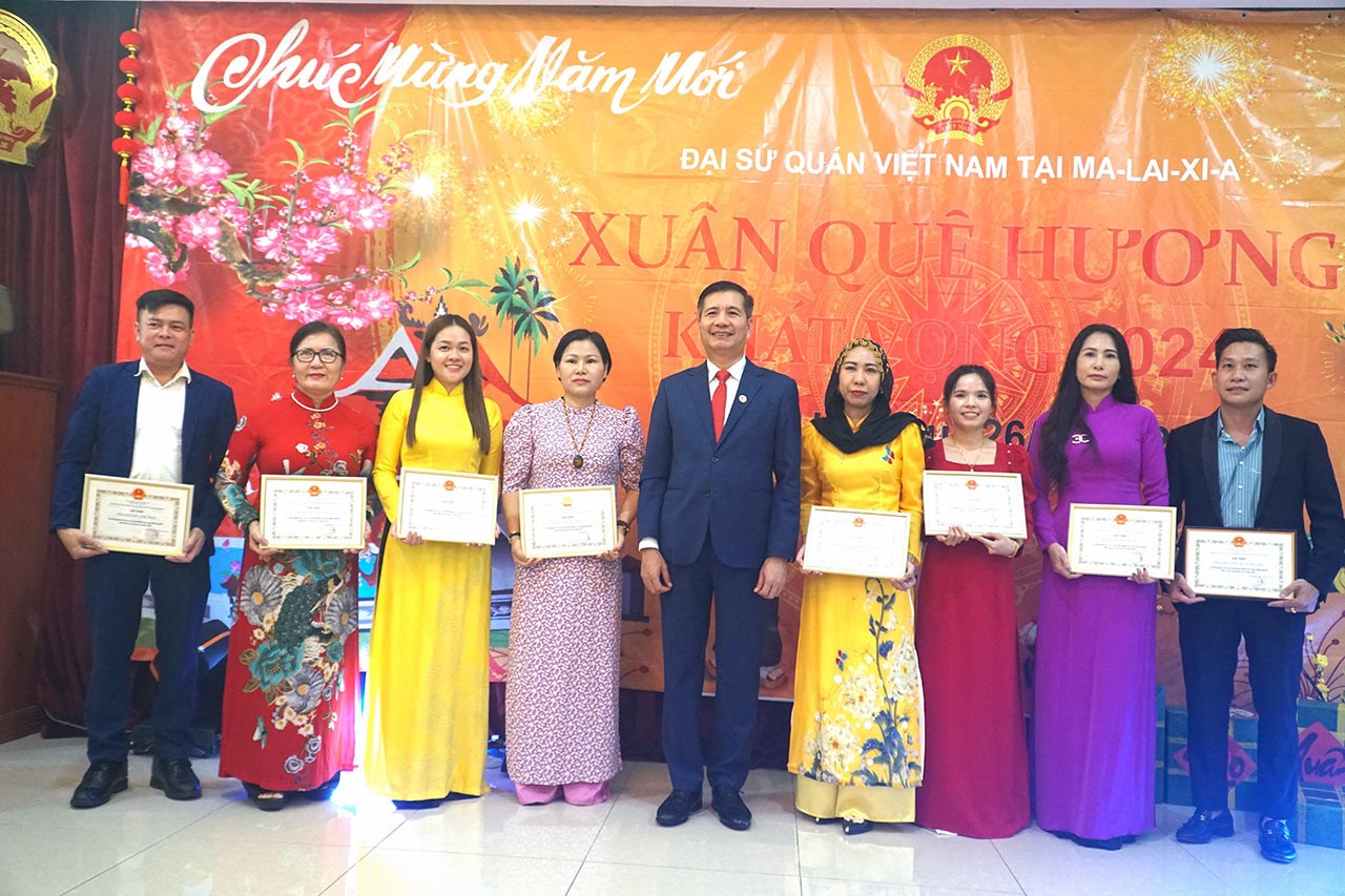 Đại sứ Việt Nam tại Malaysia Đinh Ngọc Linh với các thành viên hội đoàn người Việt được trao giấy khen. Ảnh: Hằng Linh - PV TTXVN tại Malaysia