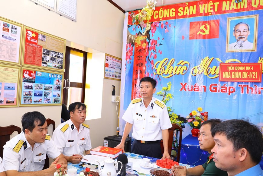 Tet visit paid to officers and soldiers on DK1 platforms