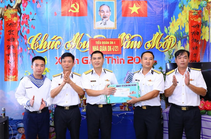 Tet visit paid to officers and soldiers on DK1 platforms