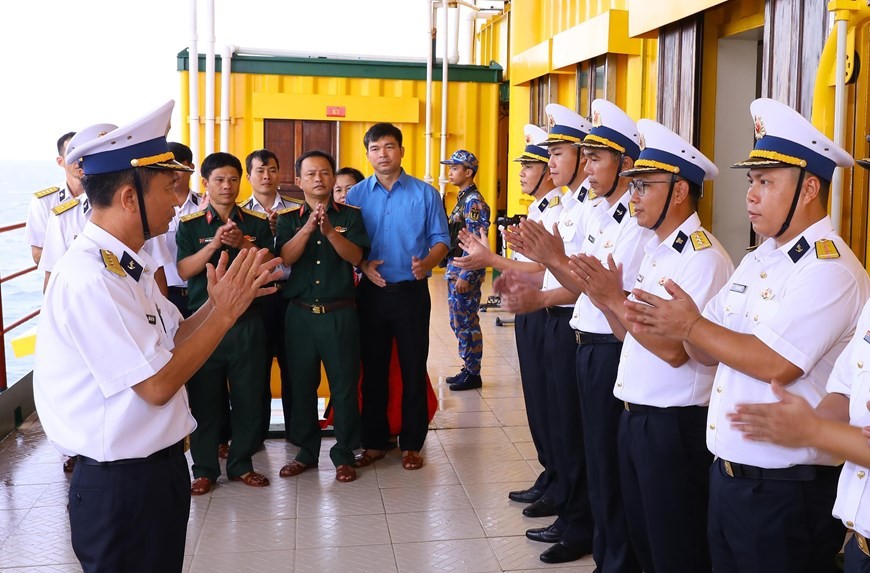 Tet visit paid to officers and soldiers on DK1 platforms