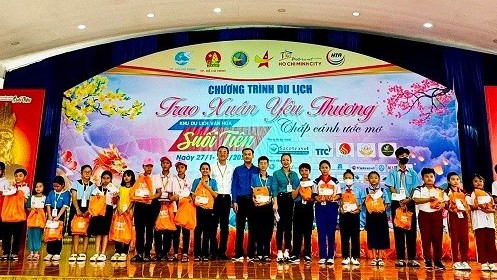 'Trao Xuân yêu thương' cho 3.000 trẻ em mồ côi, có hoàn cảnh khó khăn trên địa bàn TP. Hồ Chí Minh