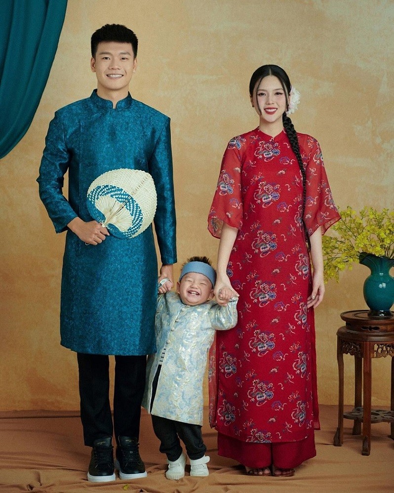 Thành Chung dành tối đa thời gian V-League 2023/24 nghỉ thi đấu để ở bên vợ con. Trung vệ người Tuyên Quang cùng bà xã Ngô Tố Uyên và con trai mới thực hiện một bộ ảnh áo dài mừng năm mới 2024.