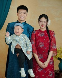 Gia đình tuyển thủ Nguyễn Thành Chung chọn áo dài trong bộ ảnh chào năm mới
