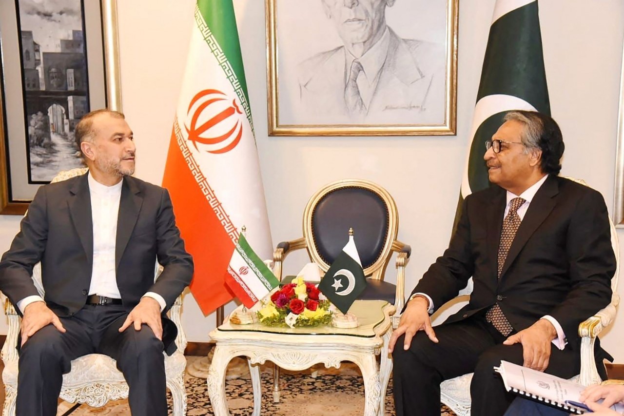 Ngoại trưởng Iran Hossein Amir Abdollahian (trái) và người đồng cấp Pakistan Jalil Abbas Jilani tại cuộc gặp ở Islamabad ngày 29/1/2024. (Nguồn: AFP)