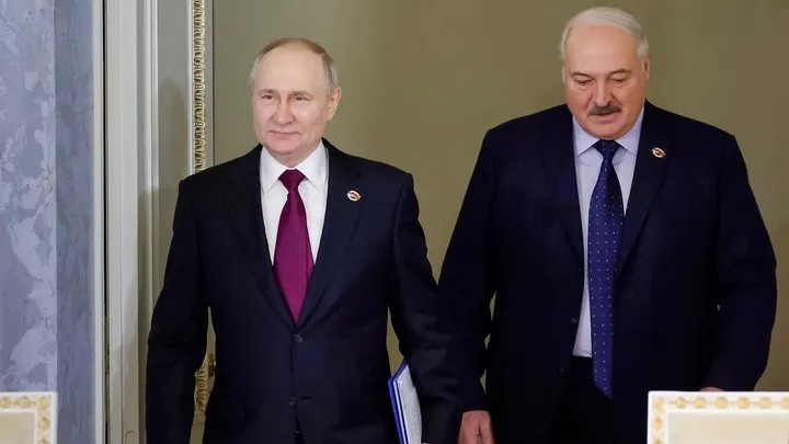 Tổng thống Nga Putin và người đồng cấp Belarus Lukashenko trong cuộc gặp tại  St-Peterburg, Nga, ngày 28/1. (Nguồn: AP) 