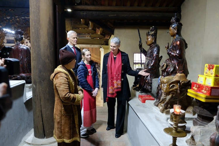 Norwegian Ambassador visits Đường Lâm ancient village,  making chè lam and enjoying Tet Viet atmosphere