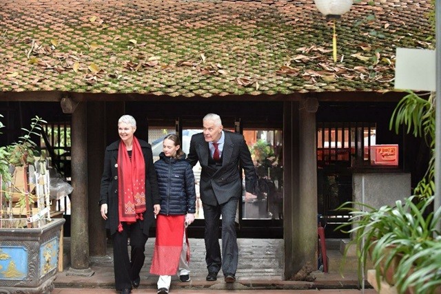 Norwegian Ambassador visits Đường Lâm ancient village,  making chè lam and enjoying Tet Viet atmosphere