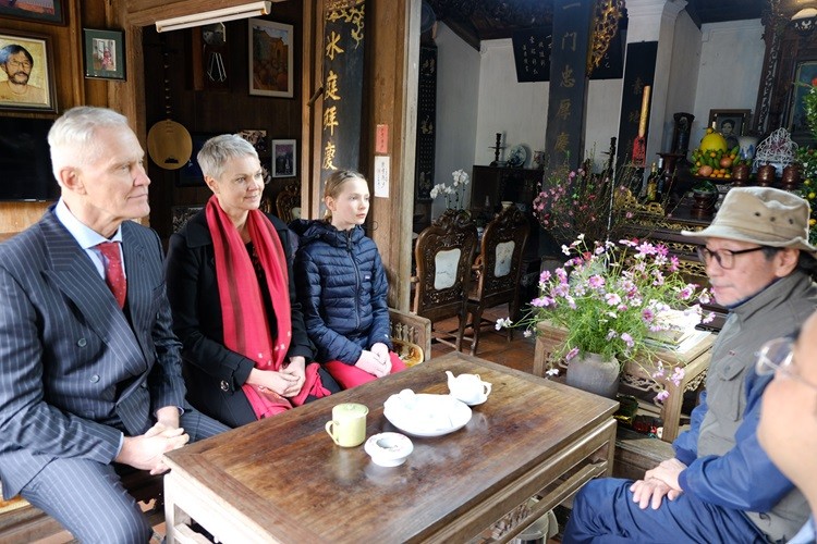 Norwegian Ambassador visits Đường Lâm ancient village,  making chè lam and enjoying Tet Viet atmosphere