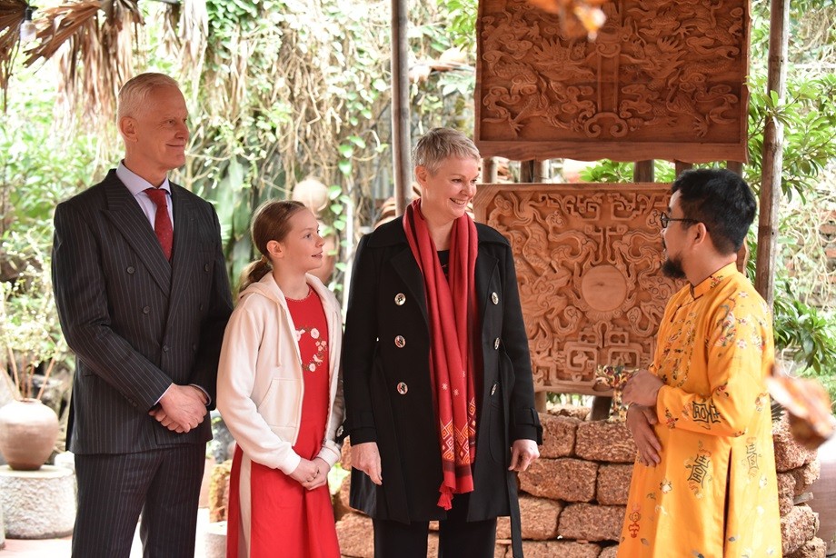 Norwegian Ambassador visits Đường Lâm ancient village,  making chè lam and enjoying Tet Viet atmosphere