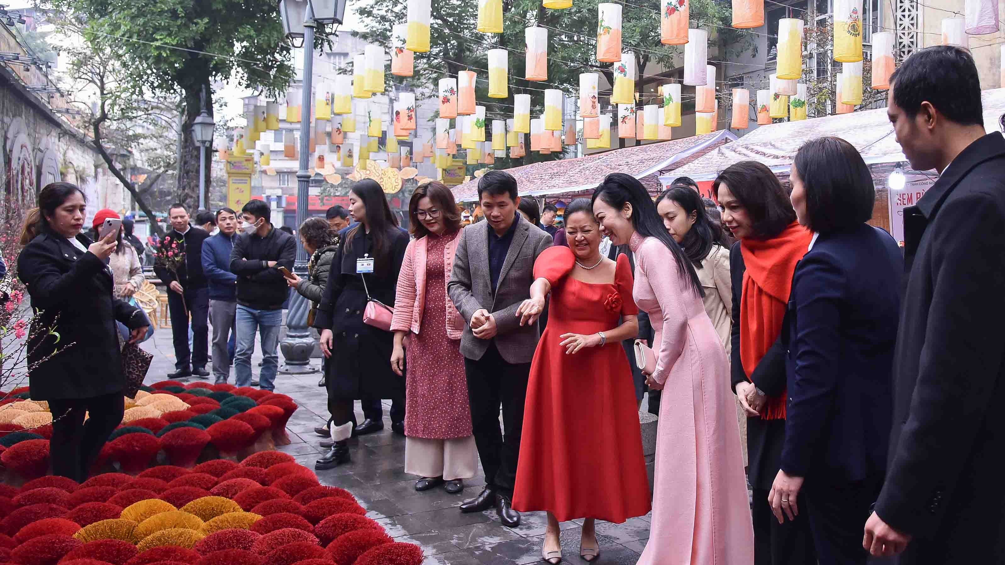 Vietnamese, Philippine First Ladies tour Hanoi Old Quarter’s traditional flower market