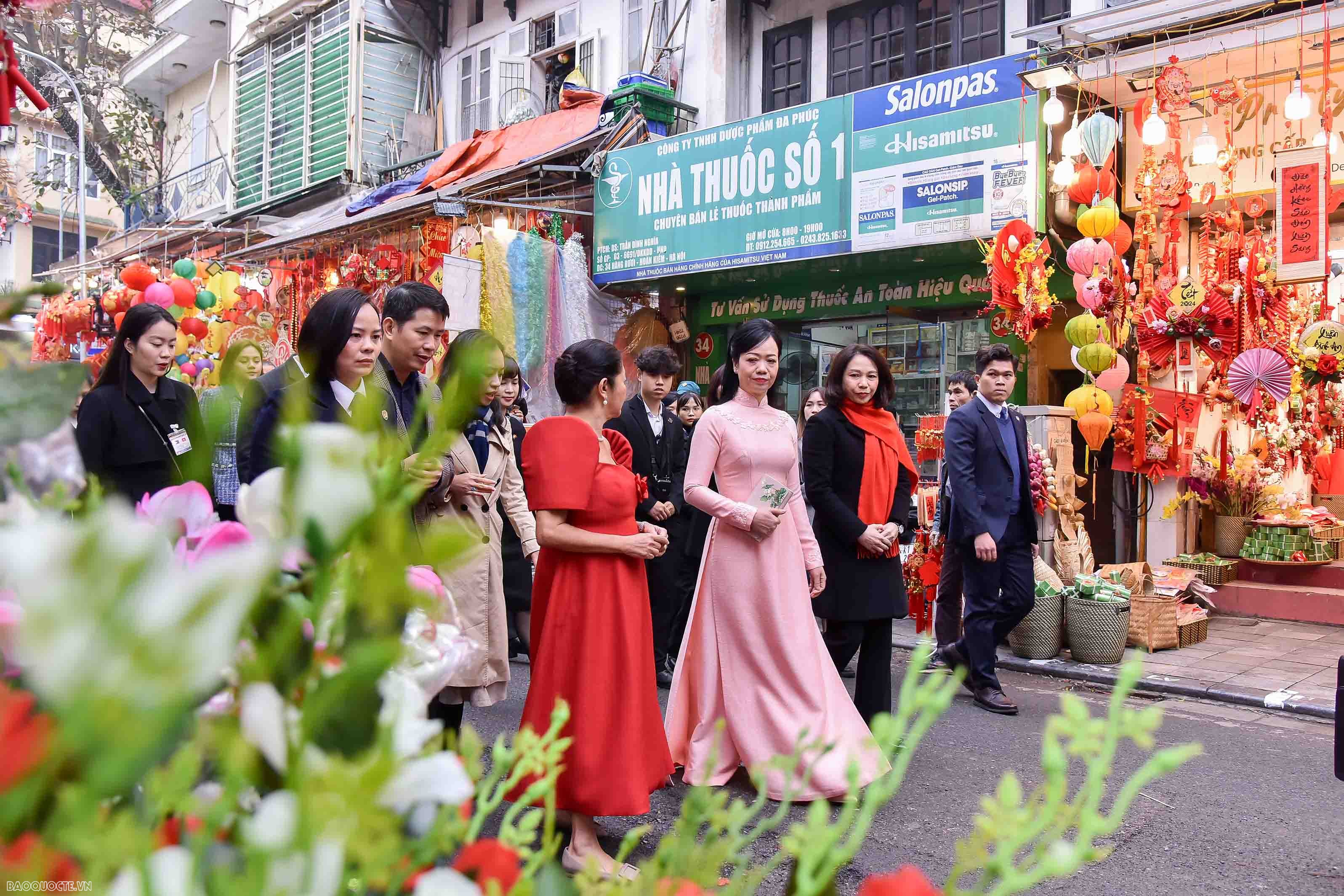 Phu nhân Chủ tịch nước và Phu nhân Tổng thống Philippines dạo chợ hoa Hàng Lược