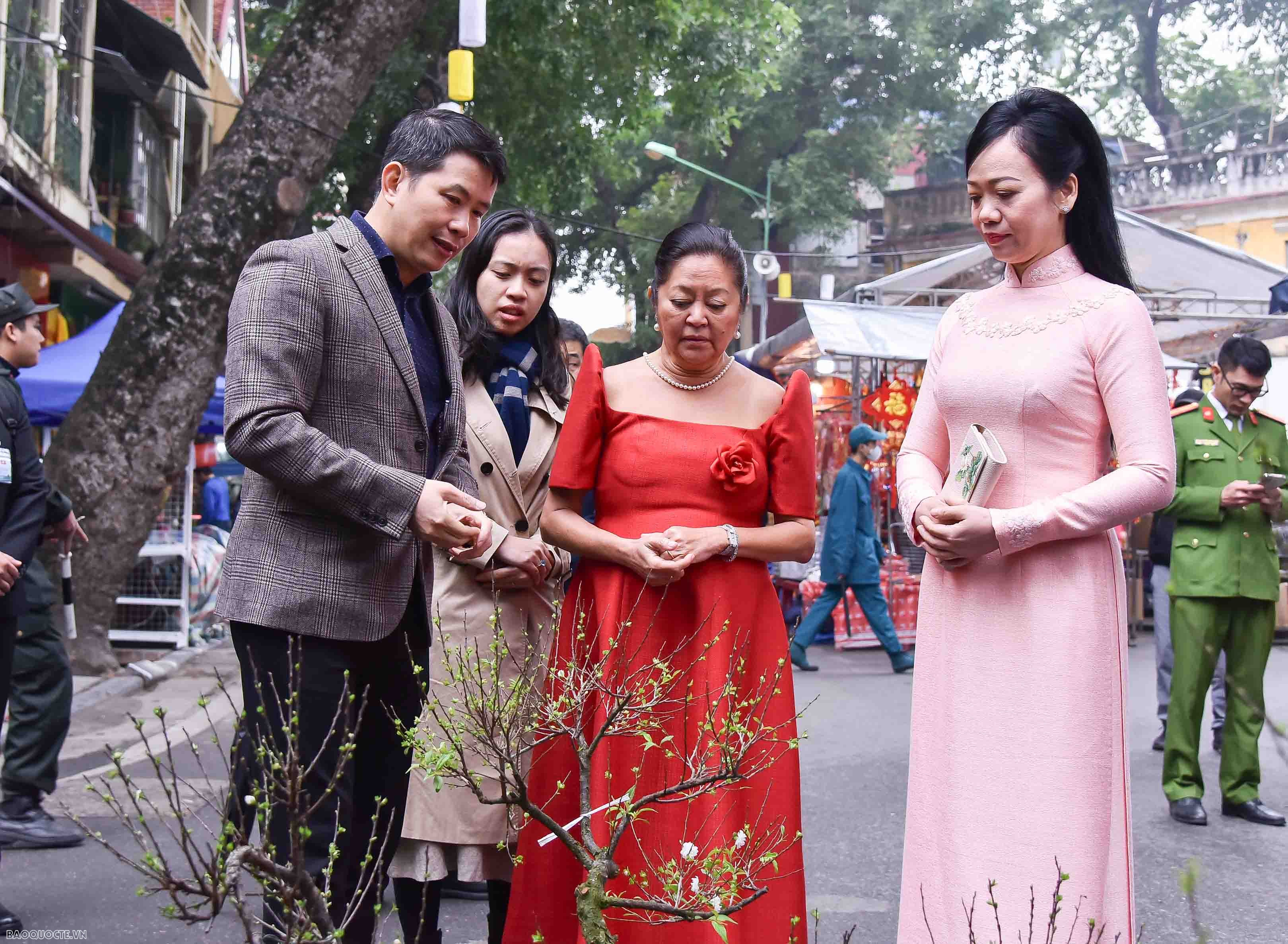 Vietnamese, Philippine First Ladies tour Hanoi Old Quarter’s traditional flower market