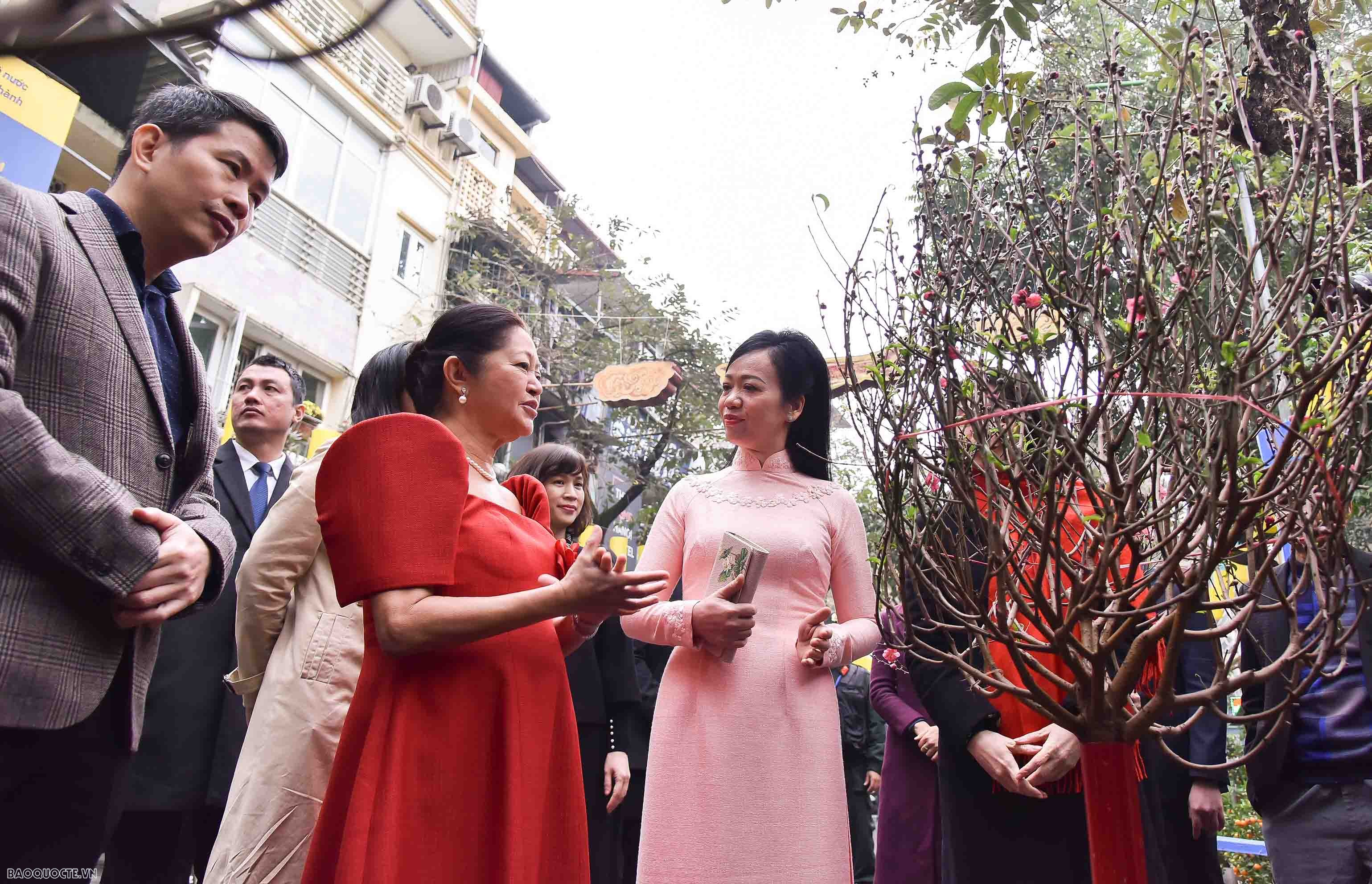 Phu nhân Chủ tịch nước và Phu nhân Tổng thống Philippines dạo chợ hoa Hàng Lược