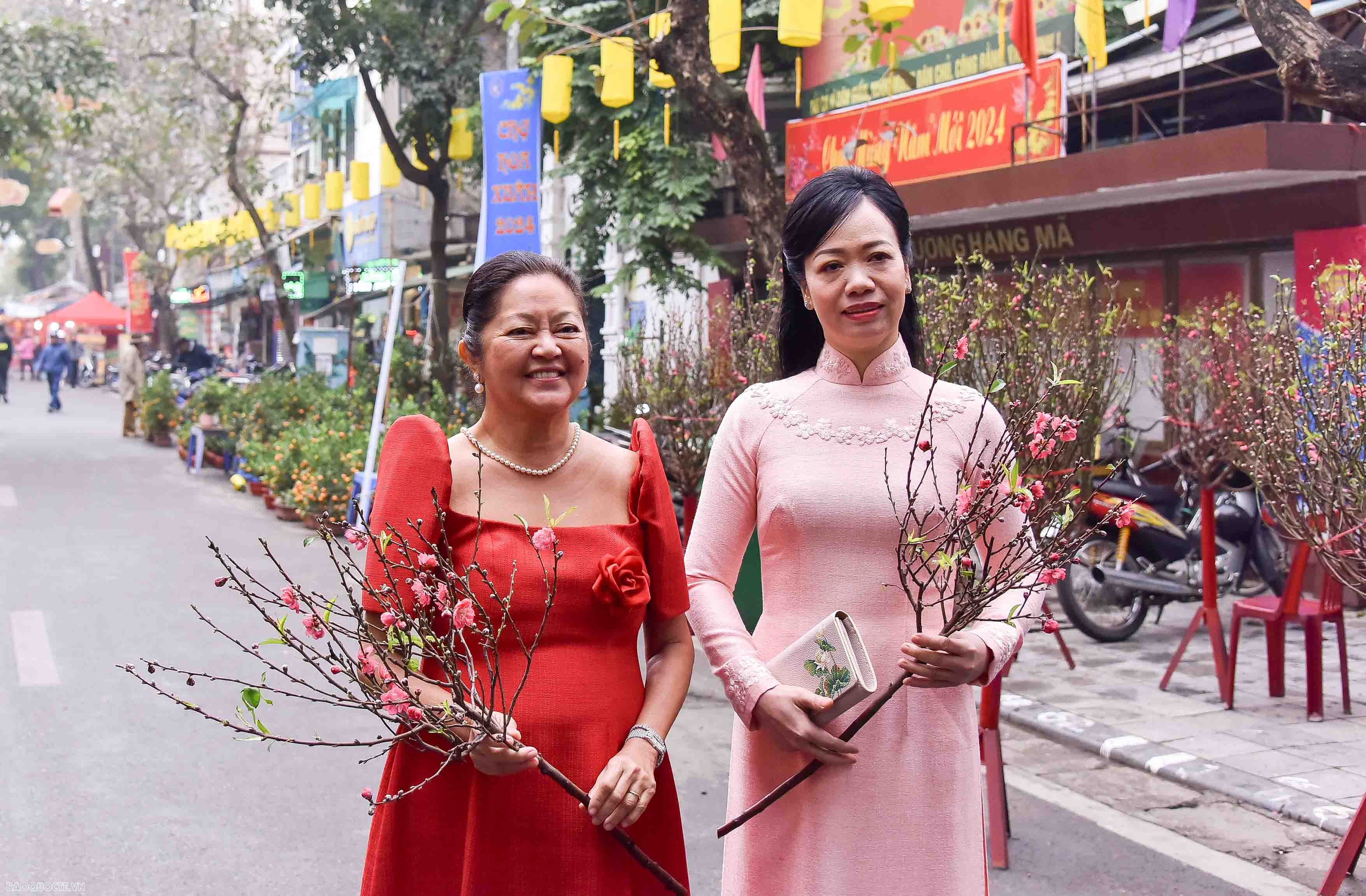 Vietnamese, Philippine First Ladies tour Hanoi Old Quarter’s traditional flower market