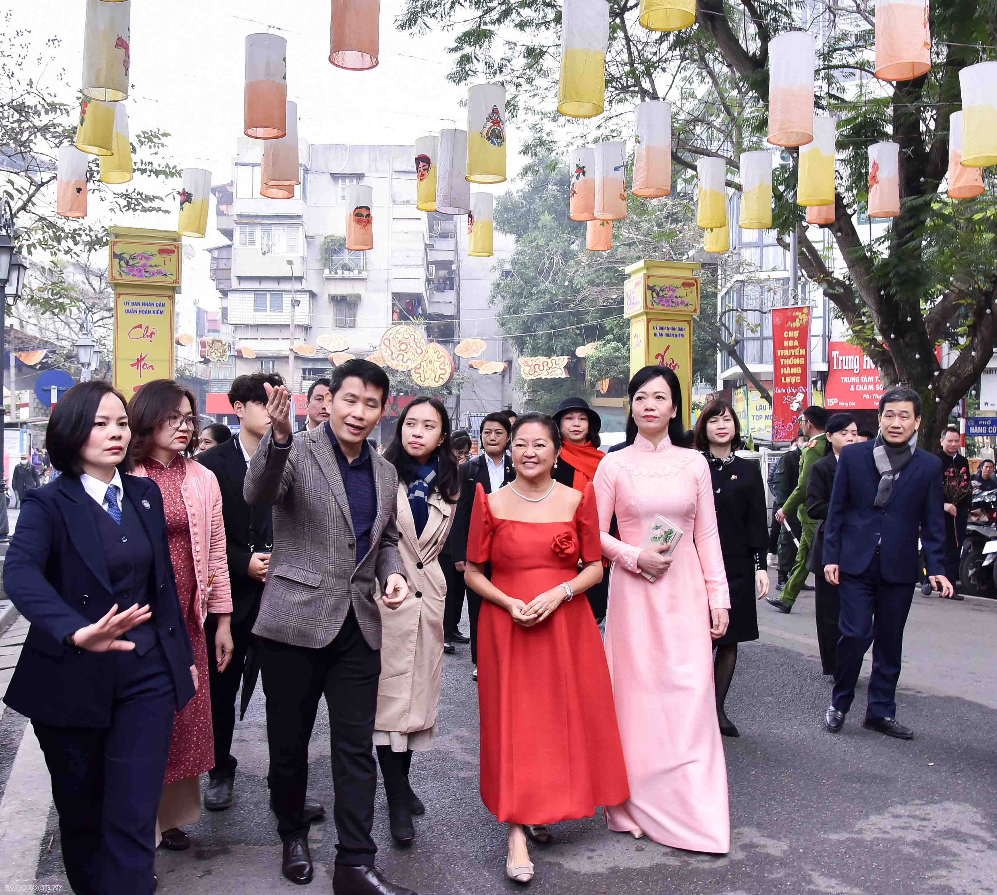 Vietnamese, Philippine First Ladies tour Hanoi Old Quarter’s traditional flower market