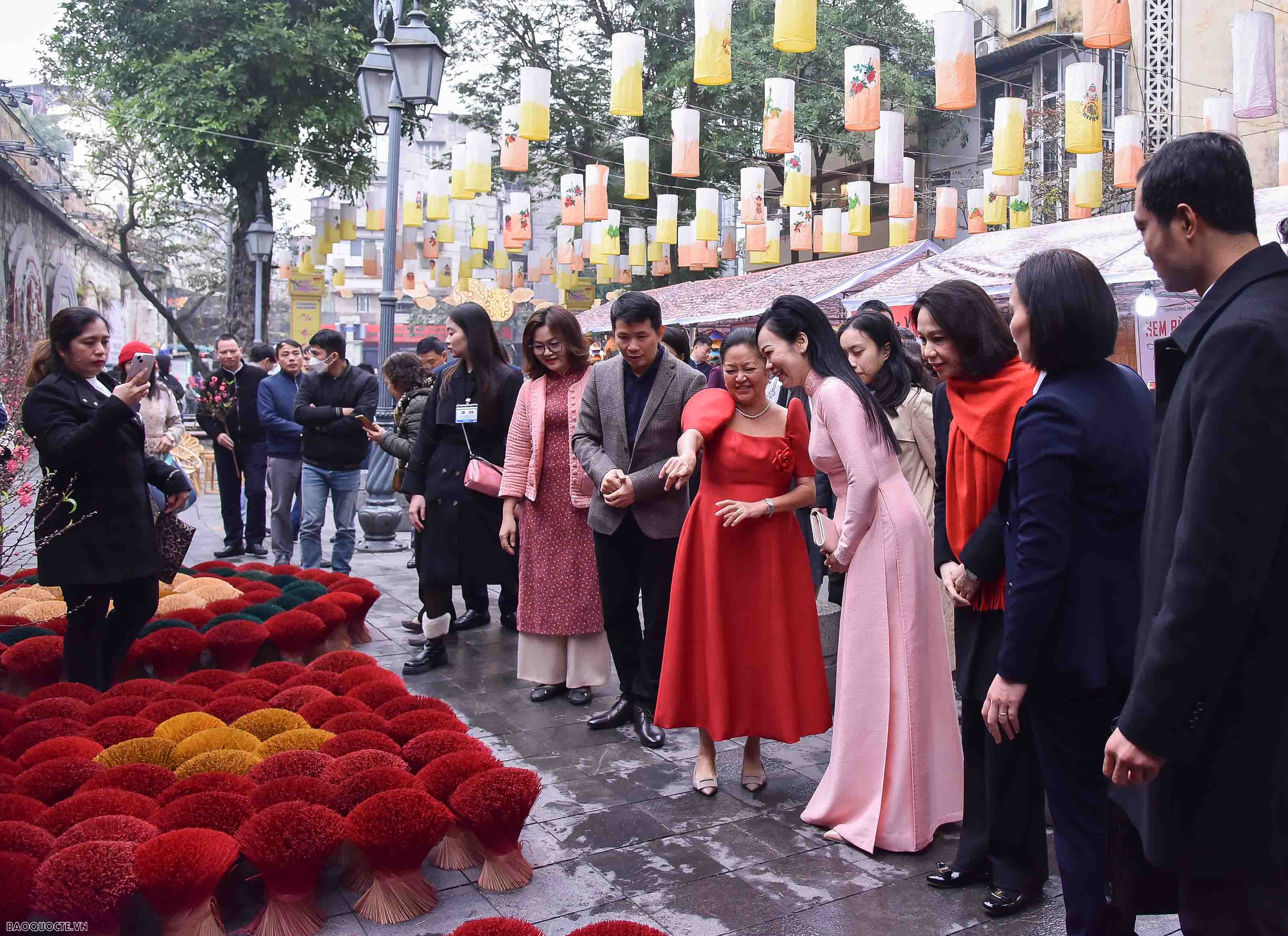 Vietnamese, Philippine First Ladies tour Hanoi Old Quarter’s traditional flower market