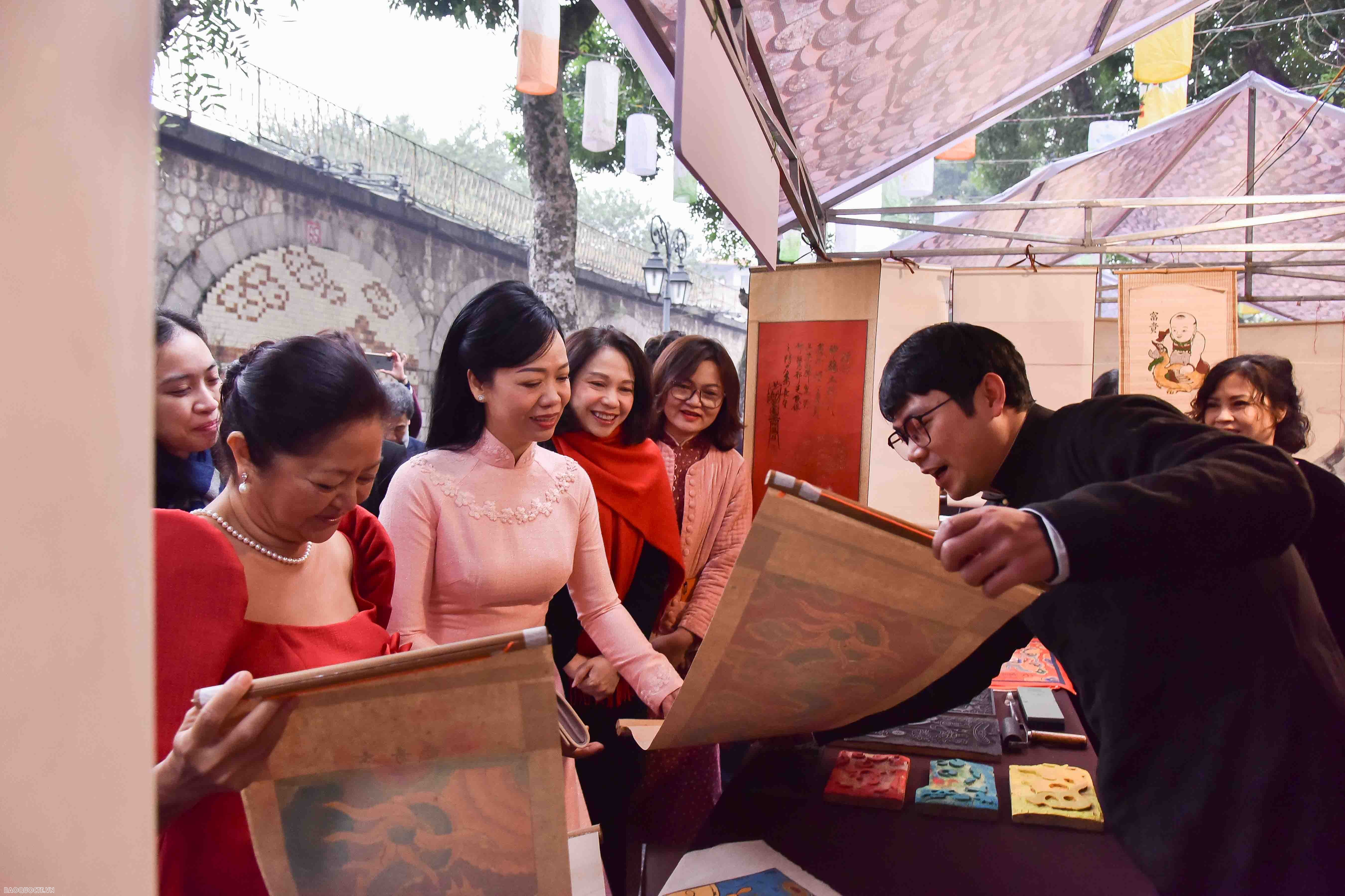 Vietnamese, Philippine First Ladies tour Hanoi Old Quarter’s traditional flower market