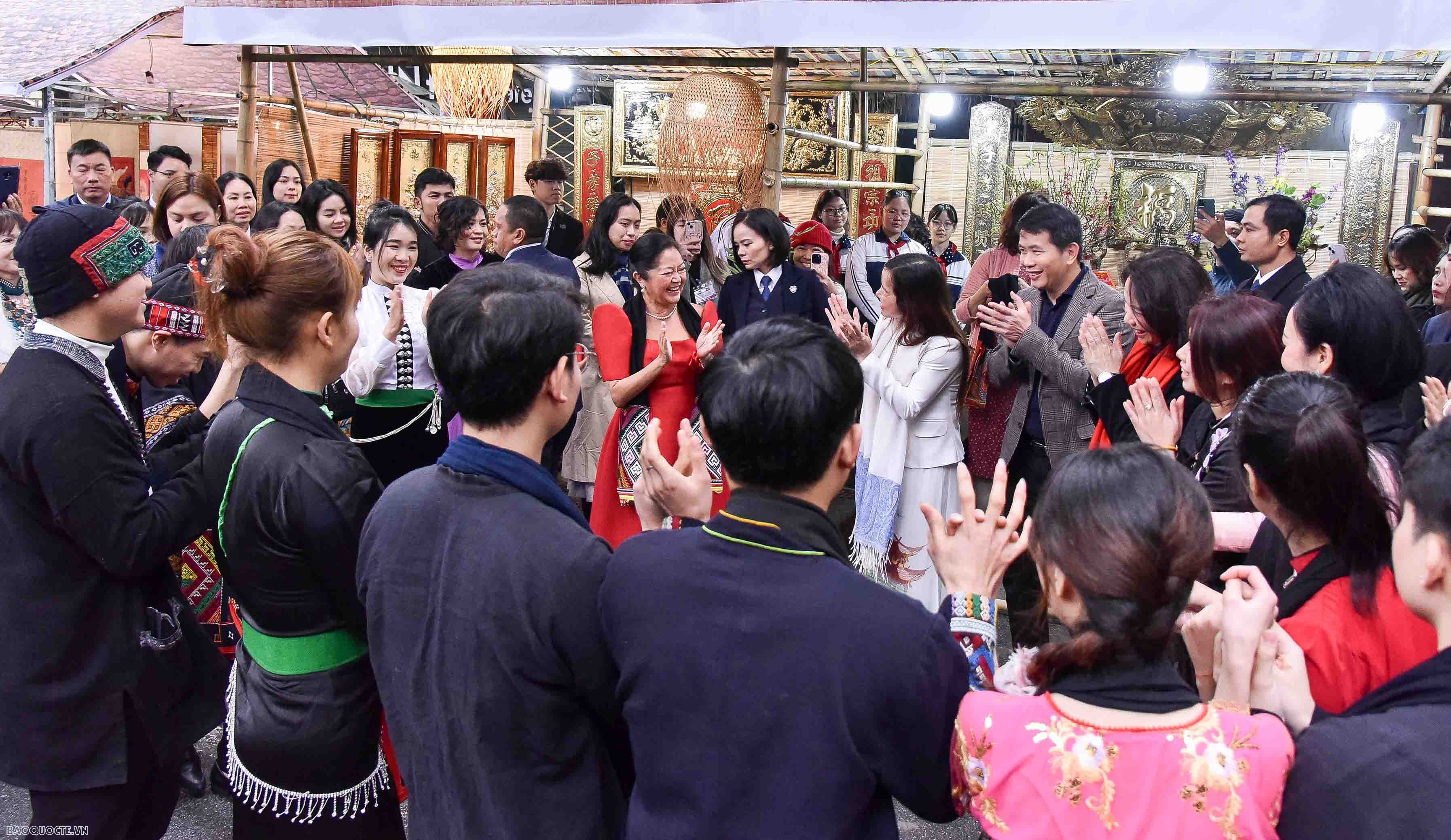 Vietnamese, Philippine First Ladies tour Hanoi Old Quarter’s traditional flower market