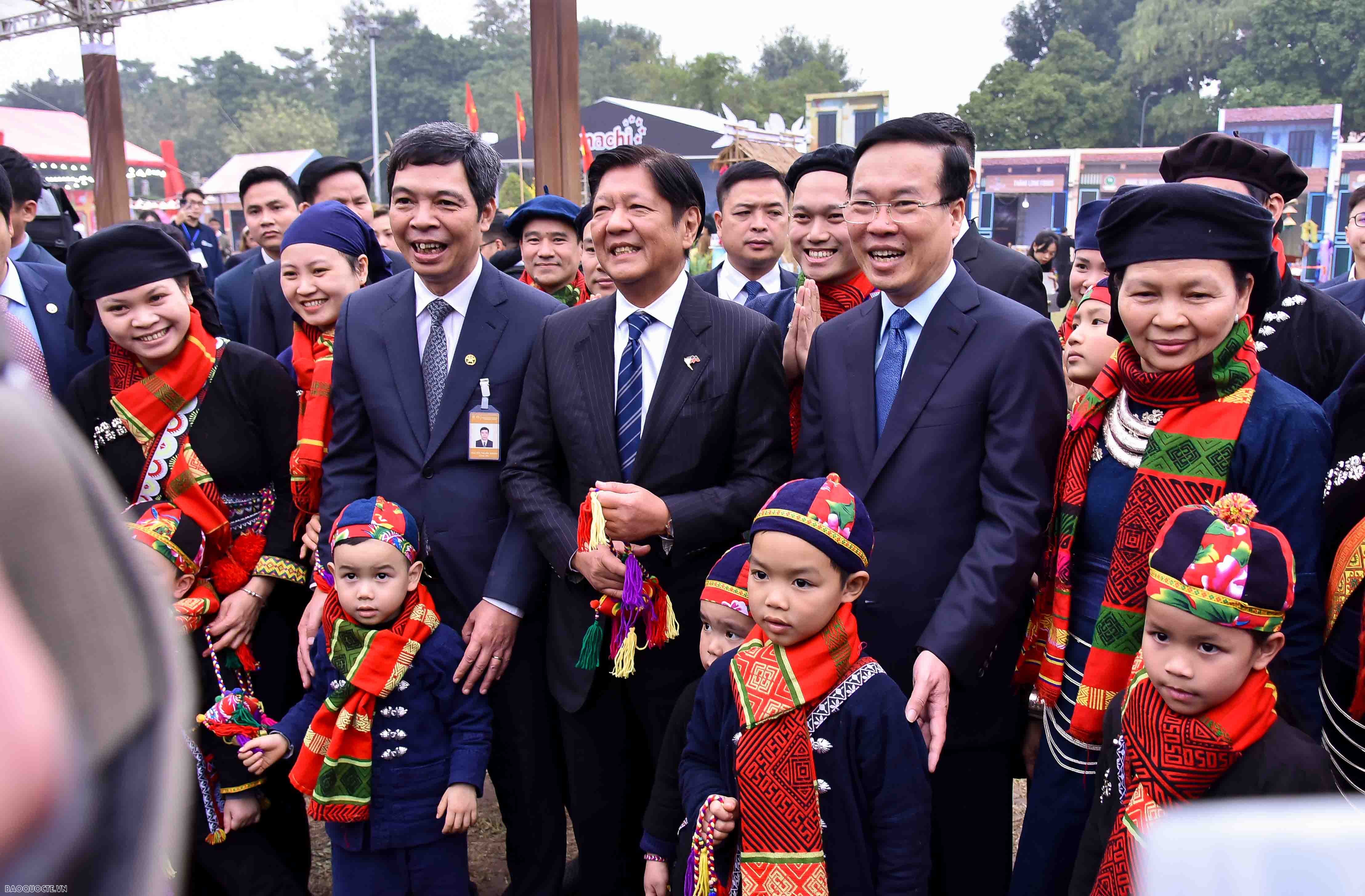 Hai Nguyên thủ Việt Nam và Philippines thăm quan Hoàng Thành Thăng Long