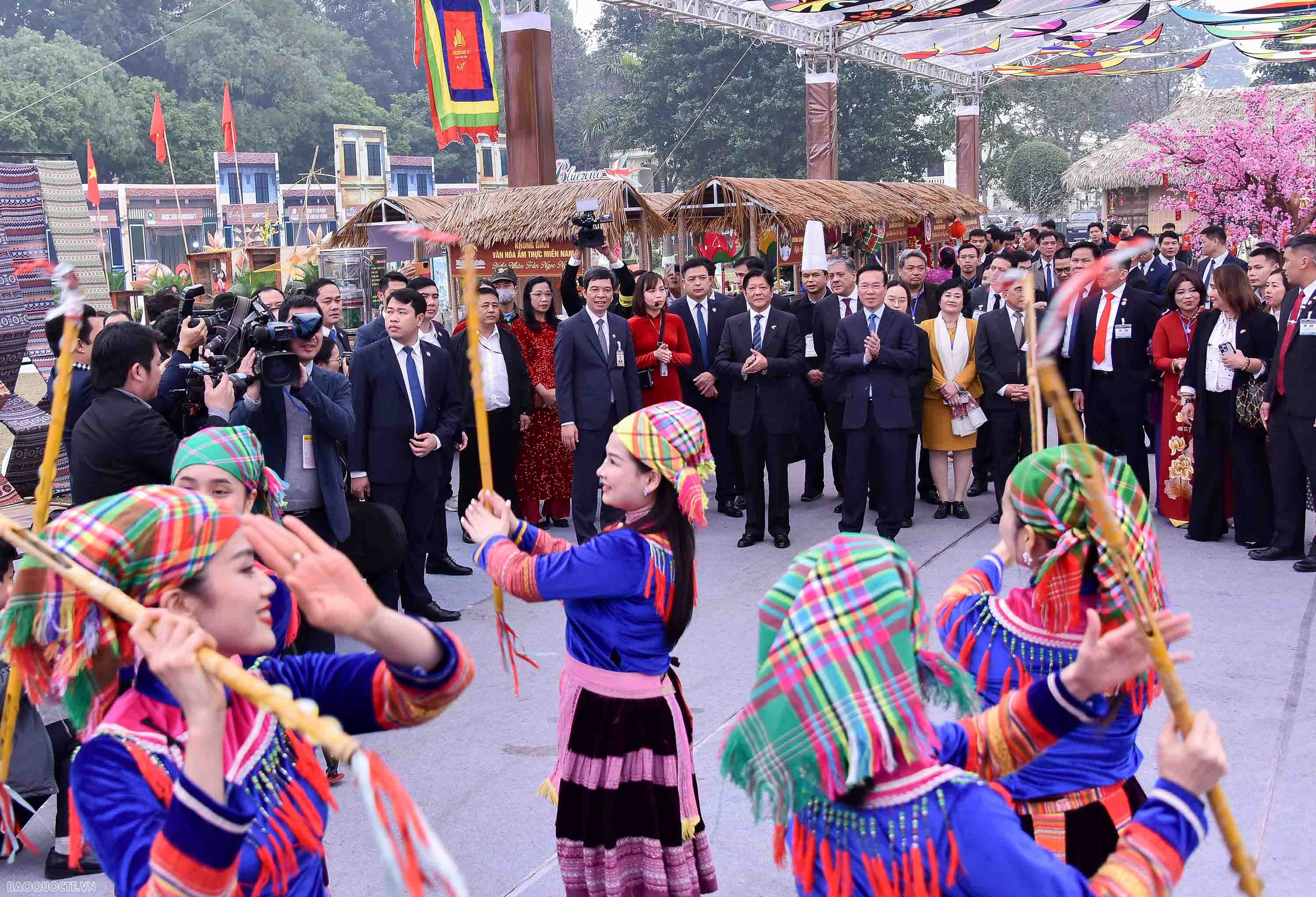 Presidents of Vietnam, Philippines tour Thang Long Imperial Citadel