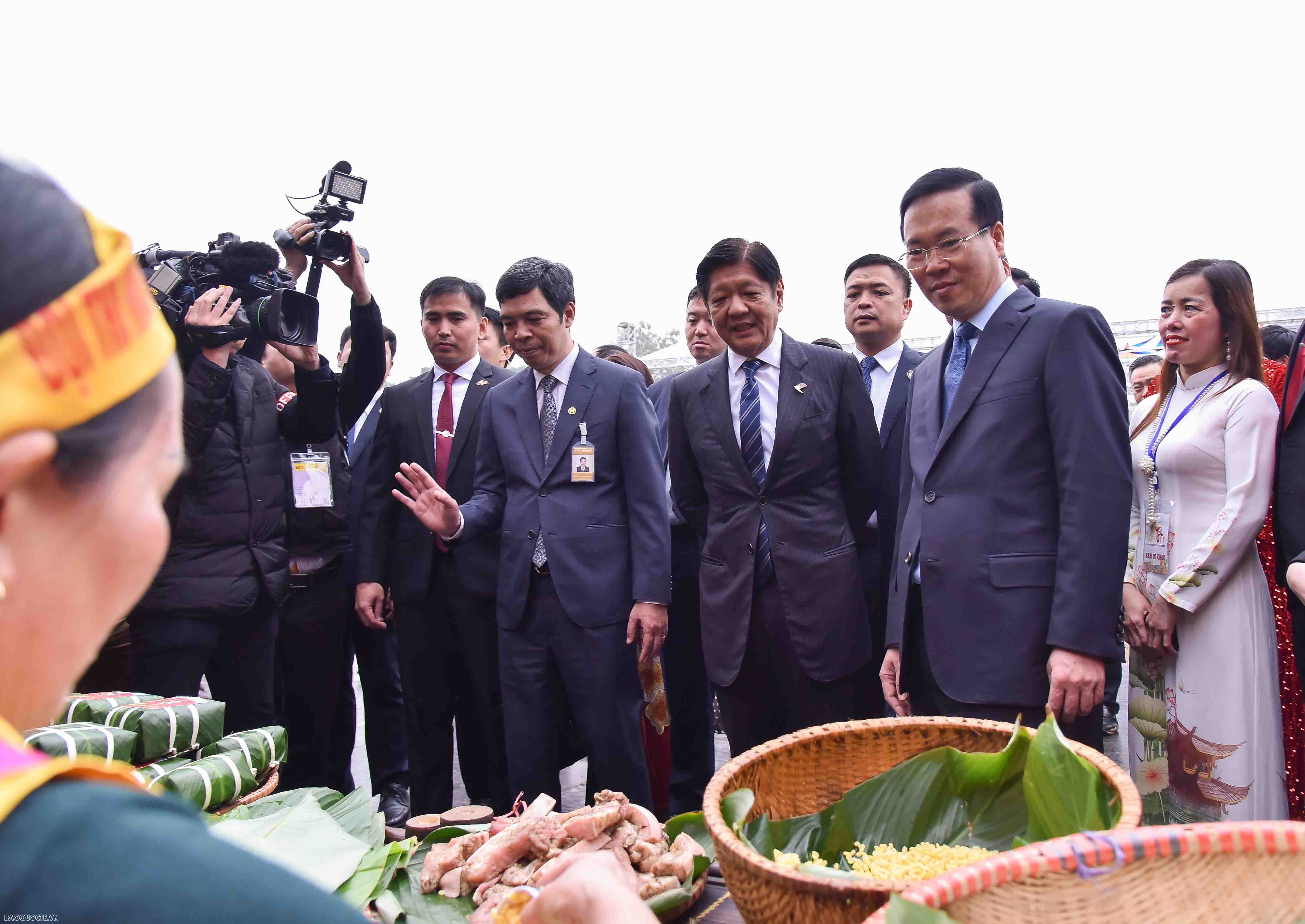 Hai Nguyên thủ Việt Nam và Philippines thăm quan Hoàng Thành Thăng Long