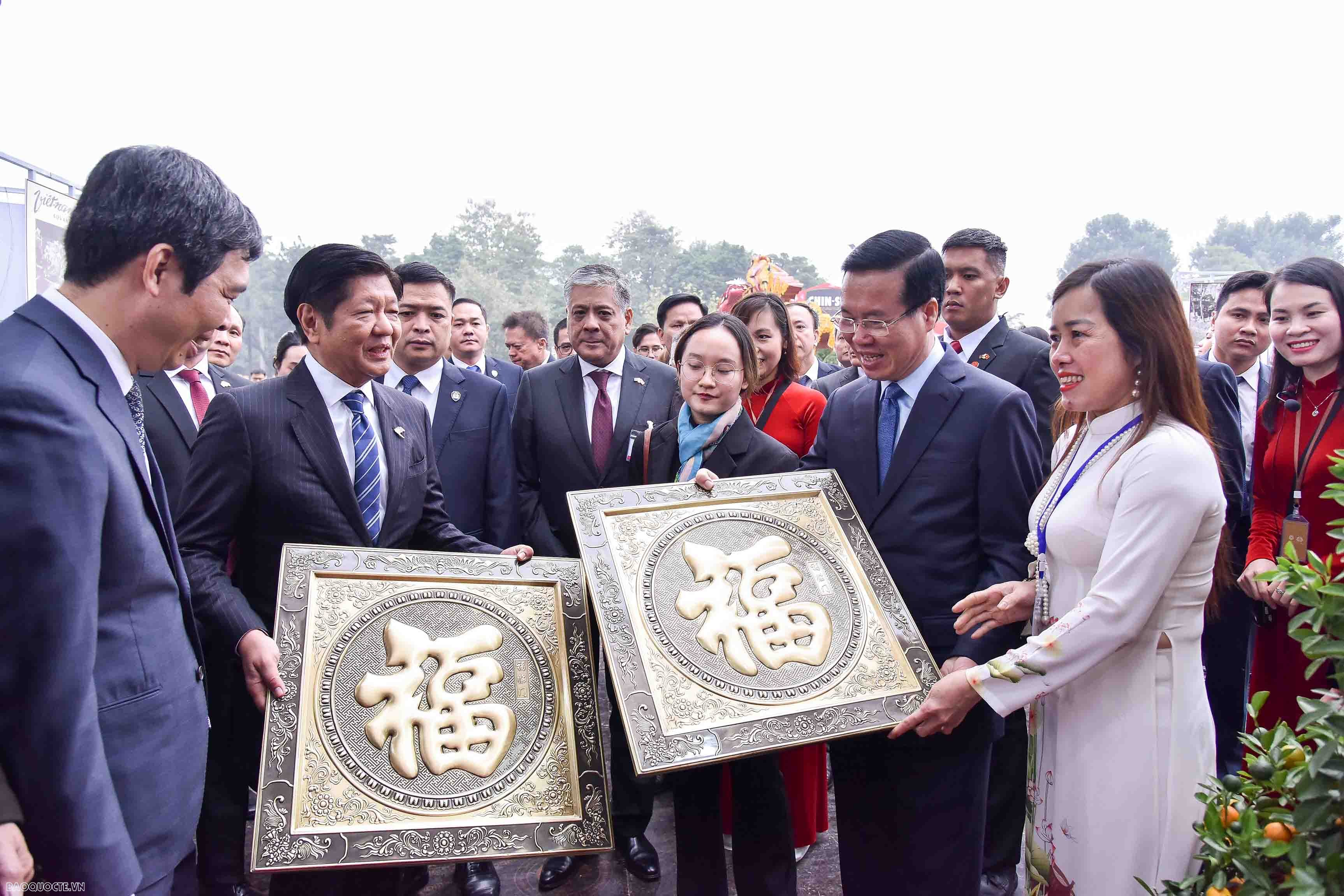 Hai Nguyên thủ Việt Nam và Philippines tham quan Hoàng thành Thăng Long