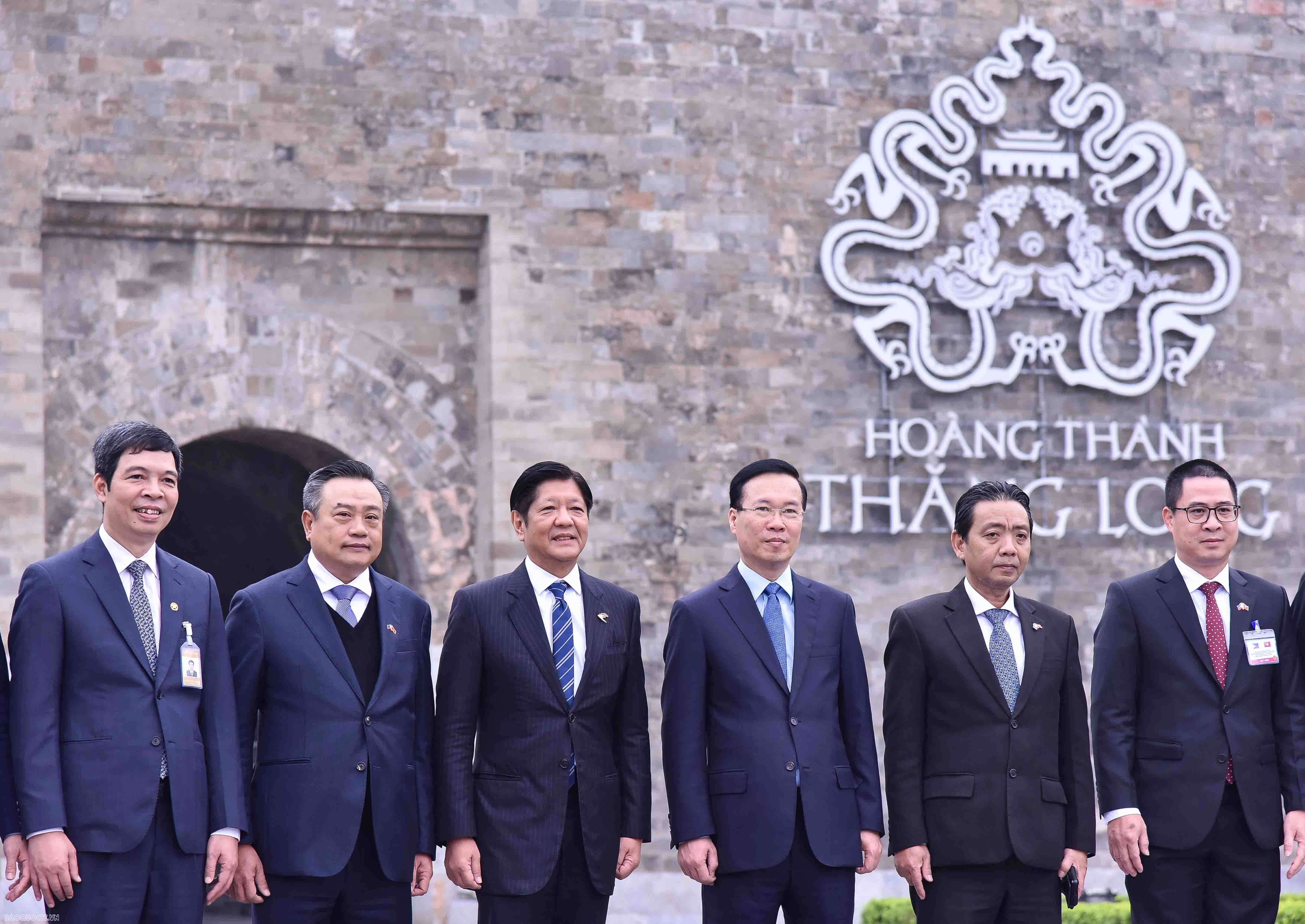 Presidents of Vietnam, Philippines tour Thang Long Imperial Citadel