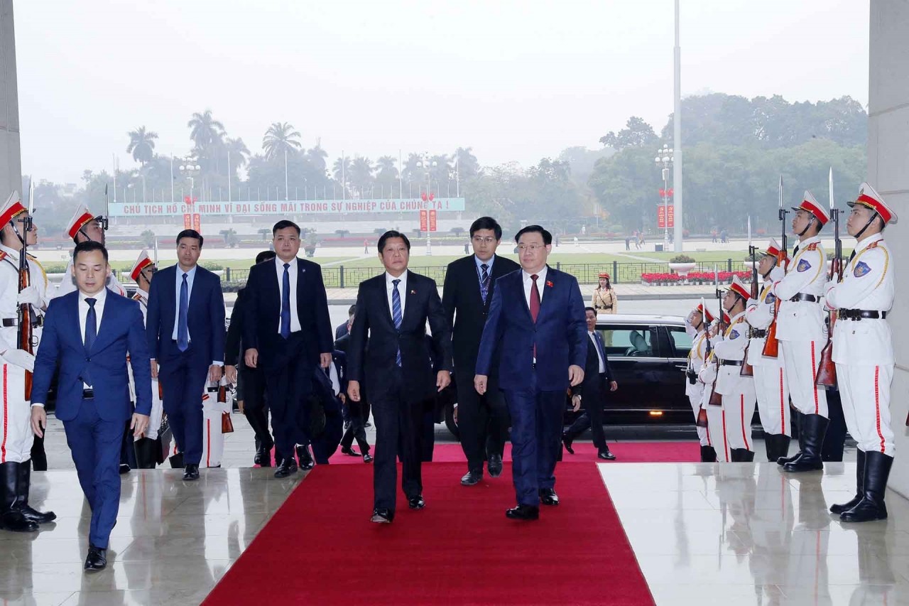 NA Chairman Vuong Dinh Hue meets with Philippine President Ferdinand Romualdez Marcos Jr.