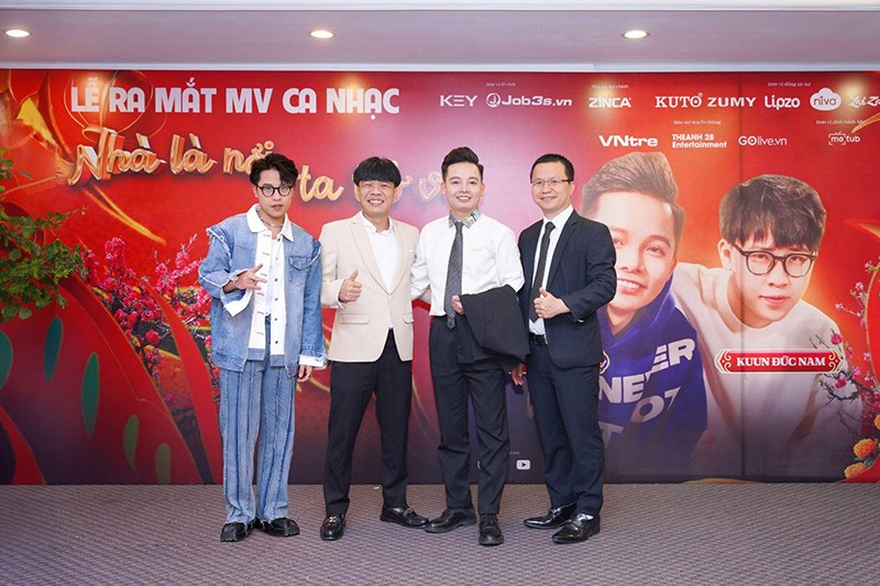CEO Tony Vũ của job3s.vn tại sự kiện (Ảnh từ phải qua trái: CEO Tony Vũ của job3s.vn, ca sĩ Xuân Đức, nghệ sĩ Trung Ruồi, ca sĩ Kuun Đức Nam).