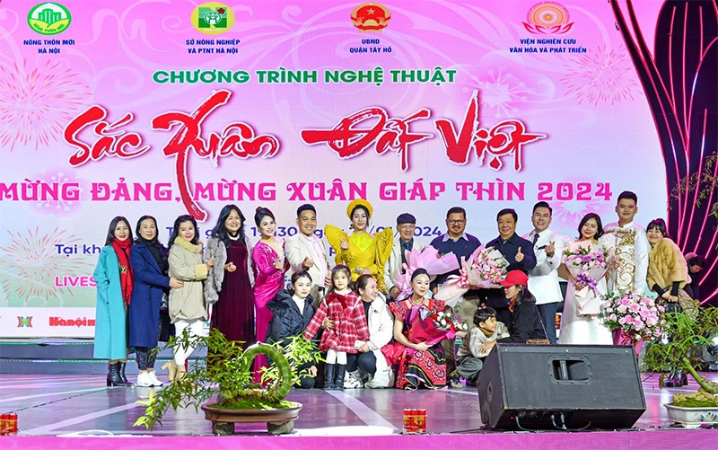 Chương trình nghệ thuật đặc sắc được xây dựng dưới dạng sử thi với về chủ đề xuyên suốt Sắc Xuân Đất Việt .