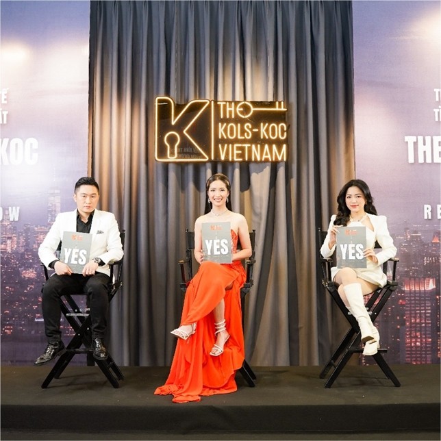 Host Trang Cara – cùng các vị giám khảo khách mời có ảnh hưởng mạng xã hội.  (Ảnh: BTC)