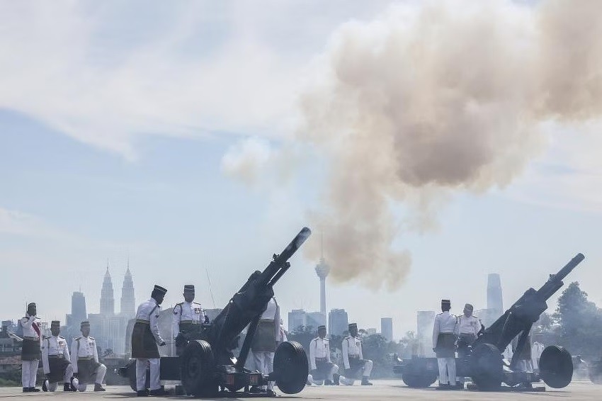Các binh sĩ bắn súng chào mừng trong lễ đón Quốc vương thứ 17 của Malaysia, Quốc vương Ibrahim Iskandar. ẢNH: EPA-EFE