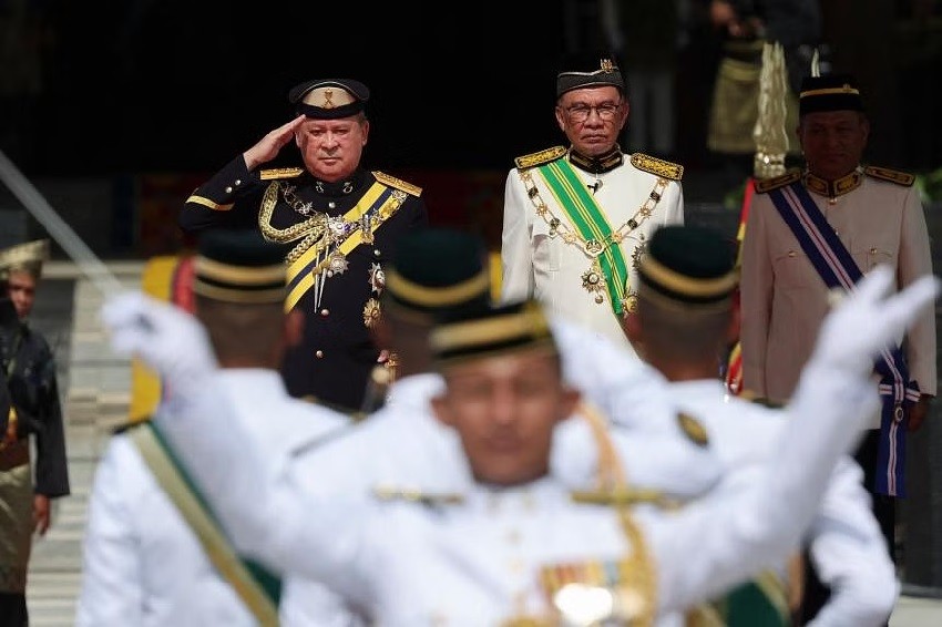 Quốc vương Ibrahim Iskandar (trái) chào đội danh dự khi Thủ tướng Anwar Ibrahim quan sát, tại Cung điện Quốc gia ở KL. AFP
