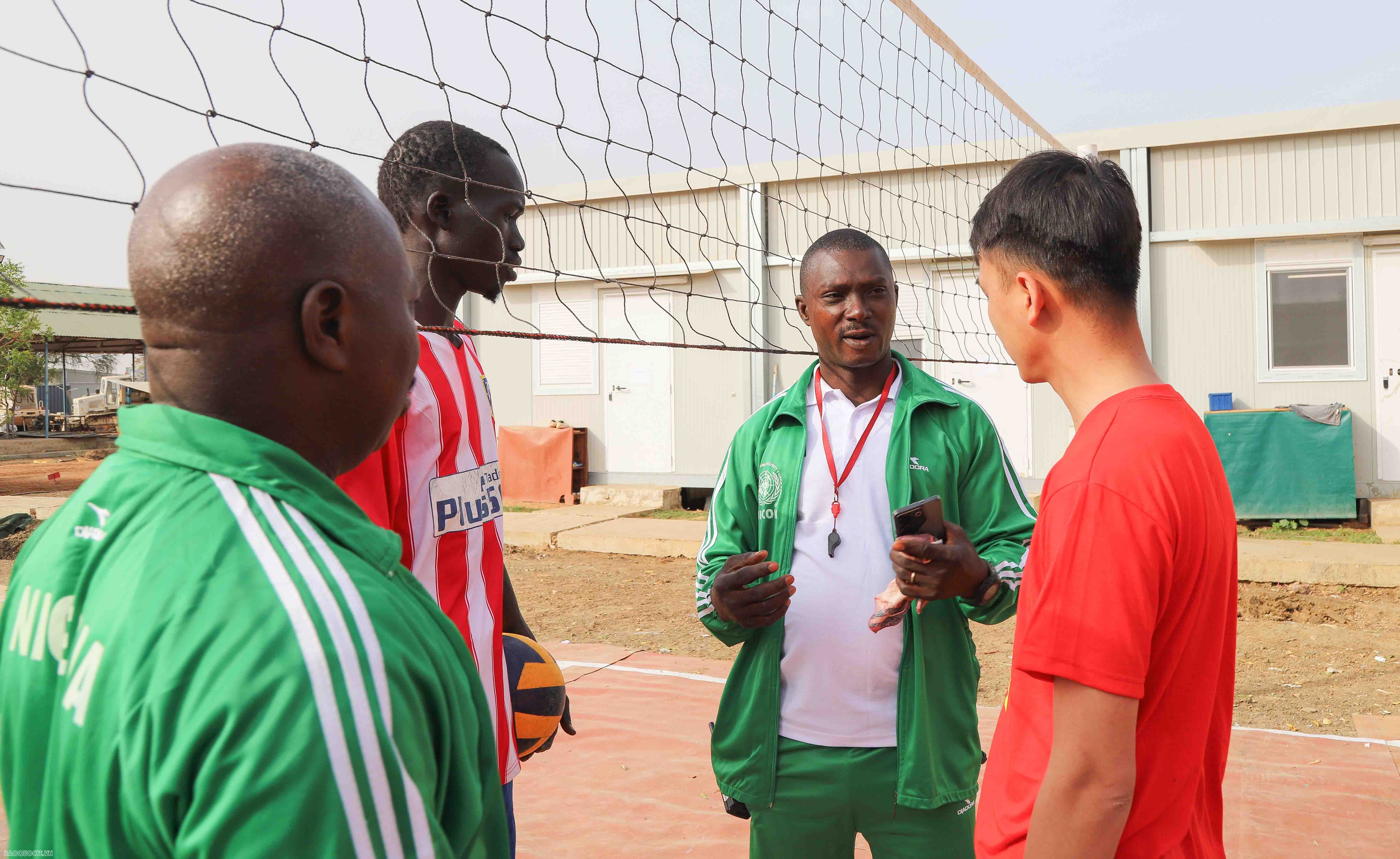 Đội Công binh cũng đã tổ chức giao lưu bóng chuyền với người dân địa phương Abyei và mời một số quân nhân Nigeria làm trọng tài. Sau trận đấu, Đội đã tặng người dân một số món quà và mời người dân thưởng thức các món ăn truyền thống của Việt Nam.