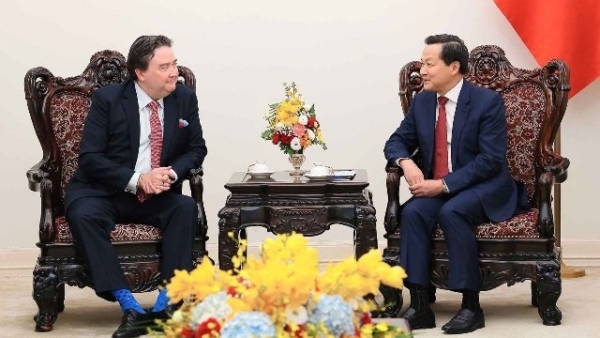 Deputy Prime Minister Le Minh Khai receives US Ambassador Marc E. Knapper