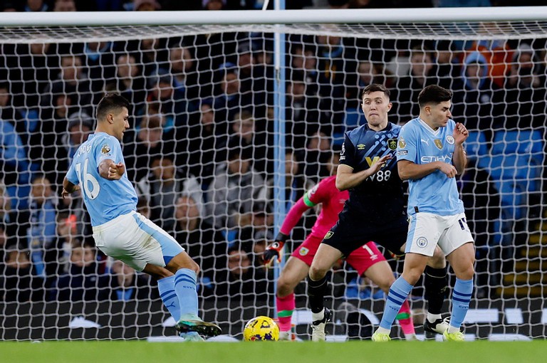 Ngoại hạng Anh: Julian Alvarez lập cú đúp, Man City thắng dễ trước Burnley