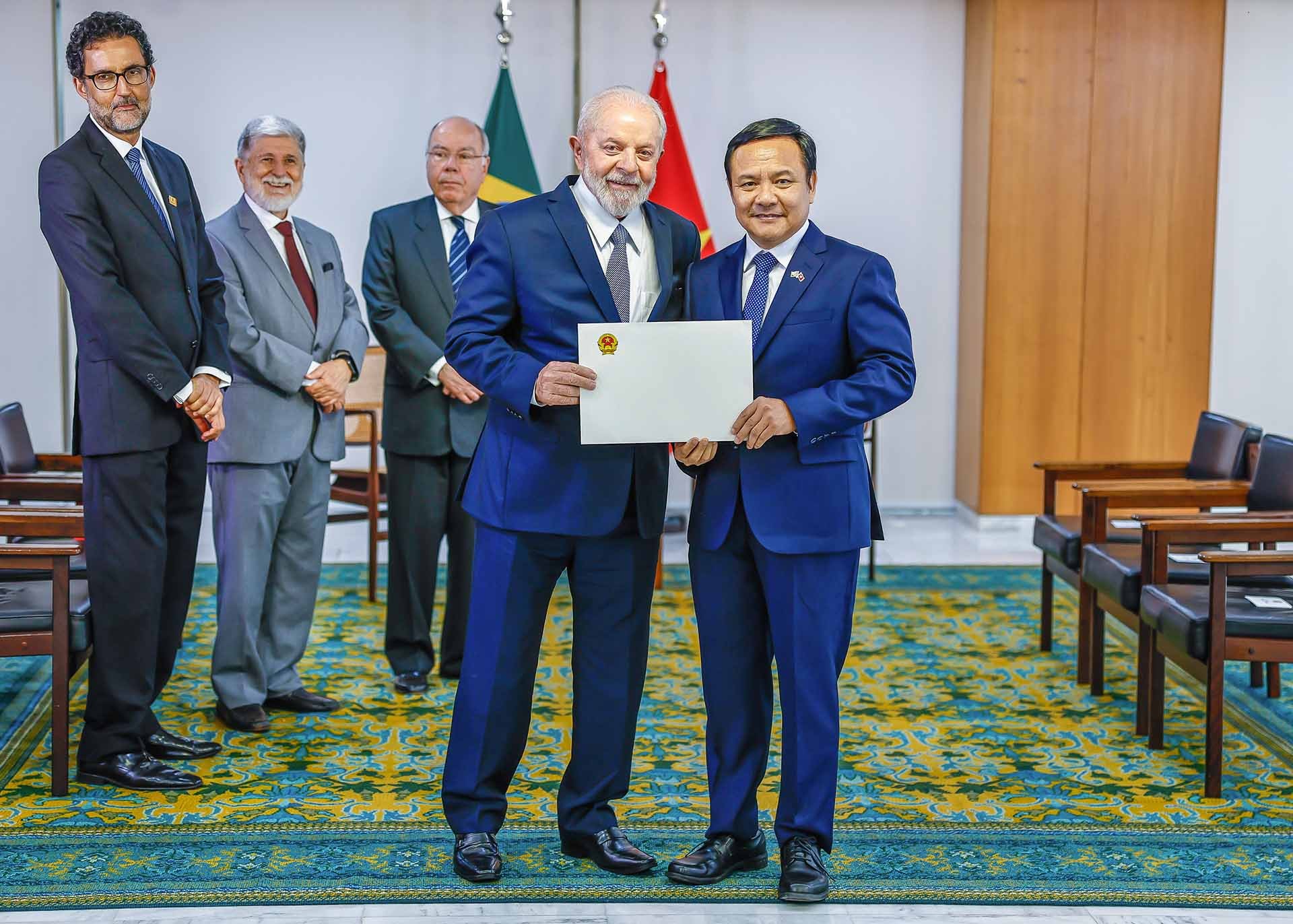 Đại sứ Việt Nam tại Brazil Bùi Văn Nghị trình Thư ủy nhiệm lên Tổng thống Lula da Silva. 