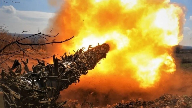 Ukraine tuyên bố kế hoạch tấn công mới, bầu trời Crimea 'đỏ lửa'