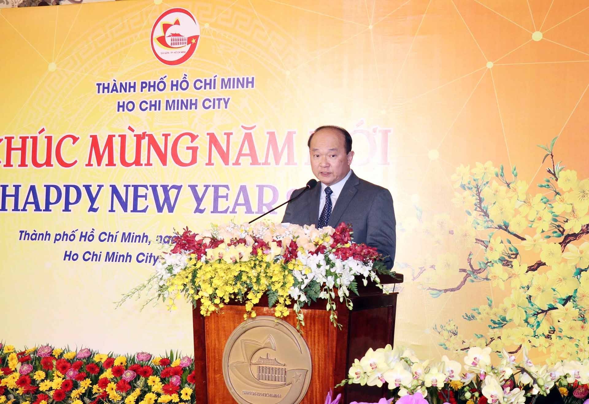 Ông Roy Kho Ngee Seng, Tổng lãnh sự Singapore tại TP. Hồ Chí Minh, Trưởng đoàn Đoàn lãnh sự các nước tại thành phố phát biểu chúc mừng tại buổi gặp mặt. (Nguồn: TTXVN)