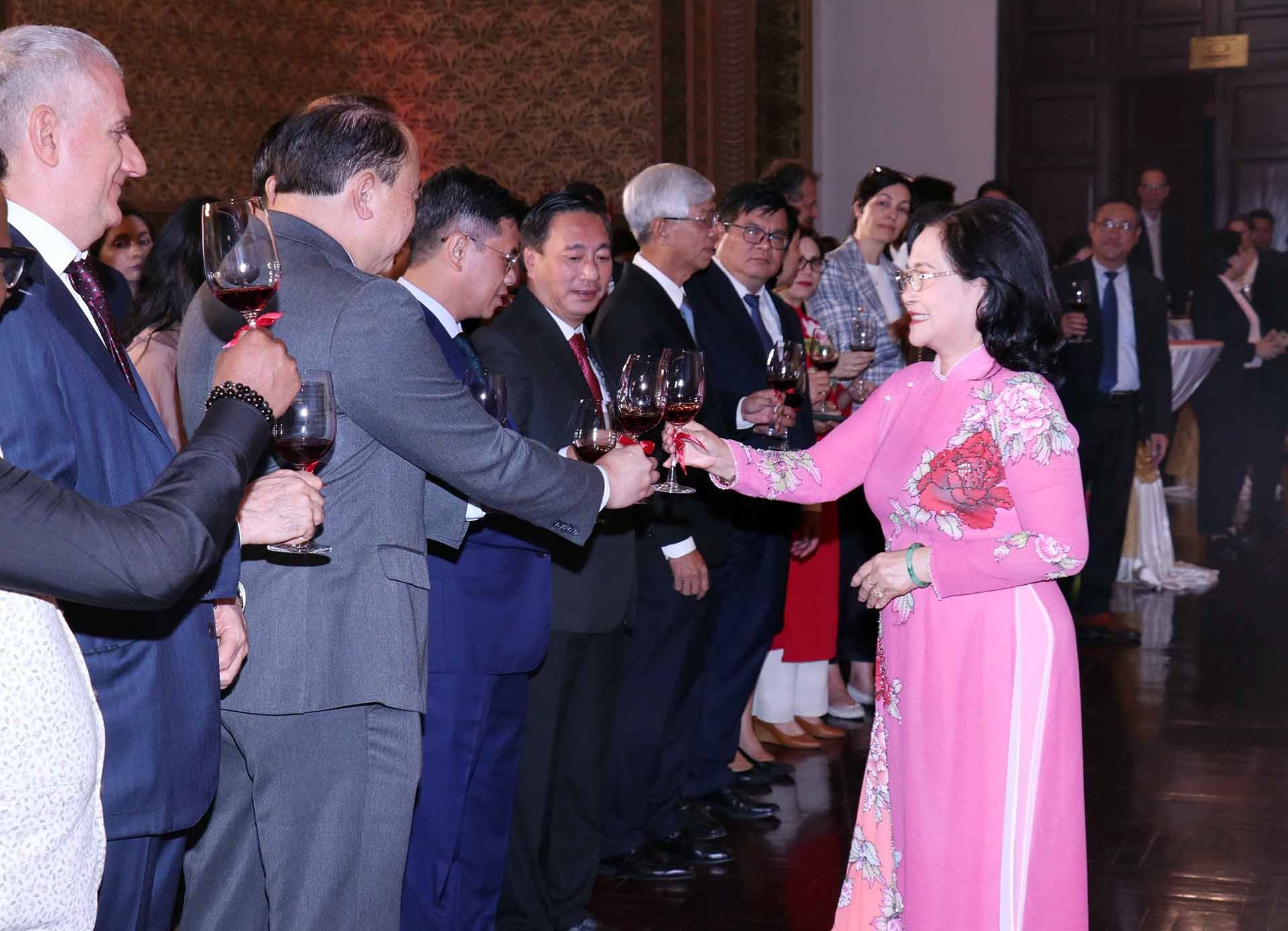 Bà Nguyễn Thị Lệ, Phó Bí thư Thành ủy, Chủ tịch HĐND Thành phố cùng các đại biểu dự buổi gặp mặt nâng ly chúc mừng năm mới. (Nguồn: TTXVN)
