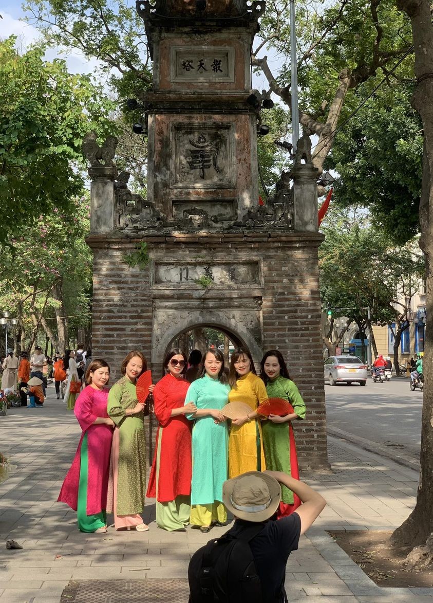 Các cô gái trẻ 'bắt trend' chụp ảnh áo dài đón Tết, 'nhuộm' sắc Xuân khắp phố phường Hà Nội