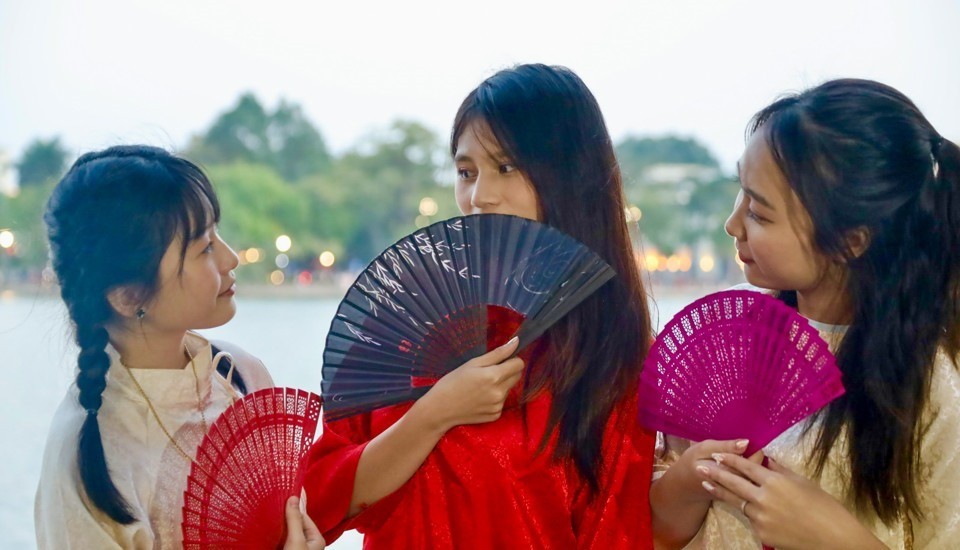 Hà Nội: Các cô gái 'bắt trend' chụp ảnh áo dài đón Tết