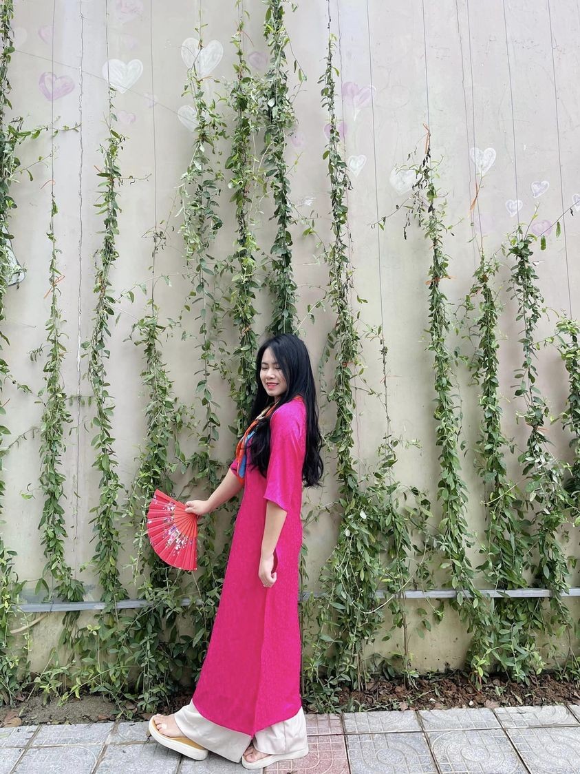 Hà Nội: Các cô gái xúng xính áo dài chụp ảnh Tết