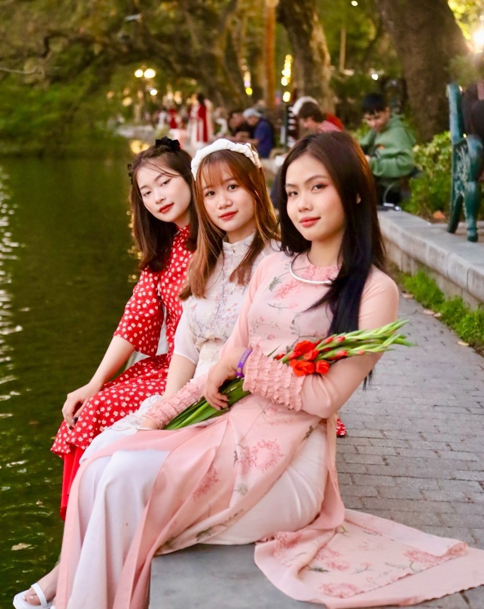 Hà Nội: Các cô gái xúng xính áo dài chụp ảnh Tết