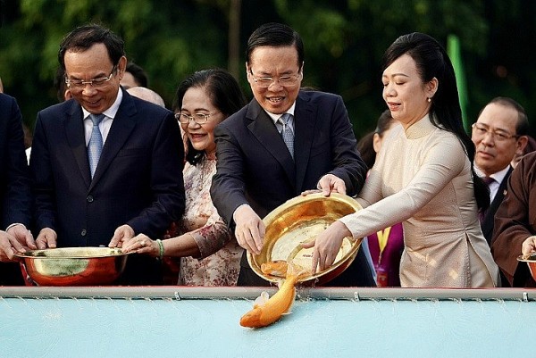 Xuân Quê hương 2024: Chủ tịch nước Võ Văn Thưởng cùng đoàn kiều bào thực hiện nghi thức thả cá chép tại Bến Nhà Rồng